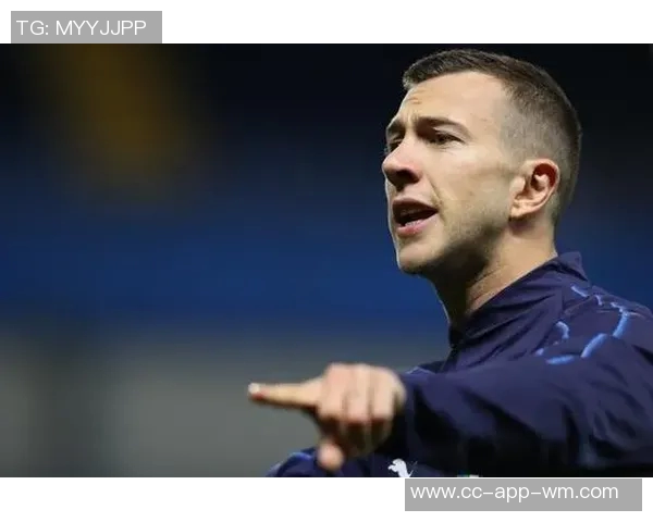 贝纳德斯基赛后向尤文球迷致敬球迷齐声高唱表达归属感