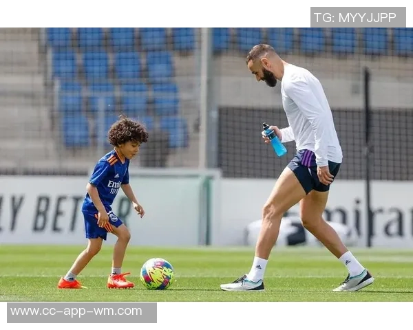 国米与拿波里激战正酣里奇女友现场直击卡里乌斯妻子线上精彩主持